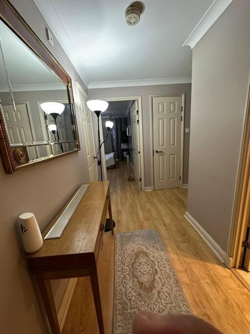 לונדון A 2 Standard Bedrooms Flat מראה חיצוני תמונה