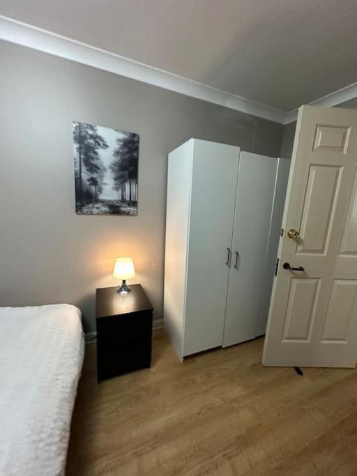 לונדון A 2 Standard Bedrooms Flat מראה חיצוני תמונה