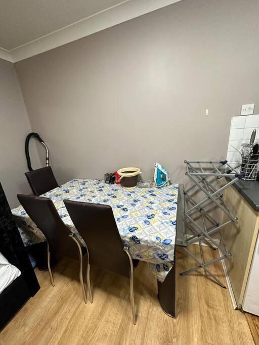 לונדון A 2 Standard Bedrooms Flat מראה חיצוני תמונה