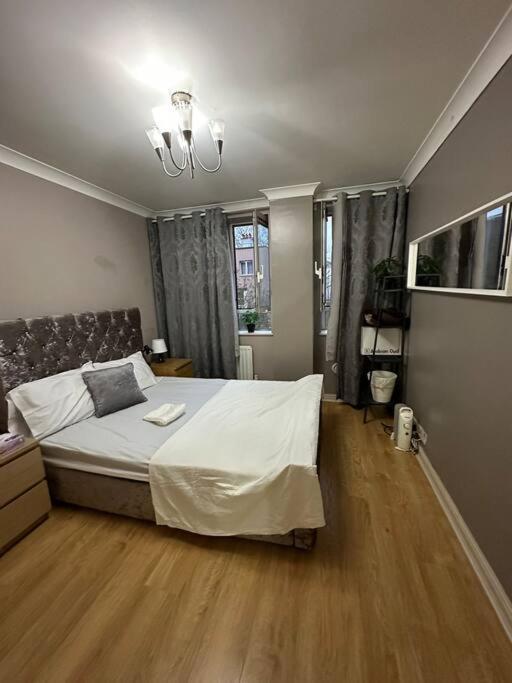 לונדון A 2 Standard Bedrooms Flat מראה חיצוני תמונה